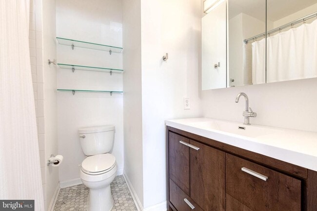 Building Photo - Beautifully updated 2 bed 2 bath patio-lev...