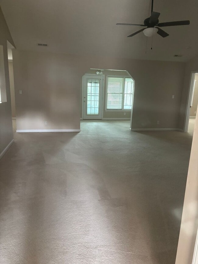 Building Photo - 2 Bedroom Salisbury Home