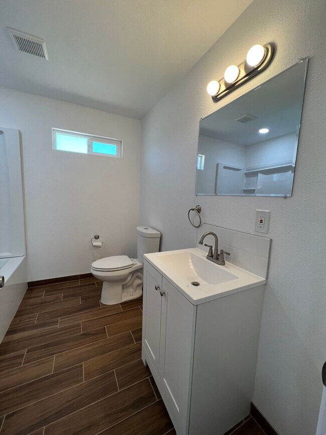 Building Photo - 3bd/1ba unit and NEWLY remodeled!!