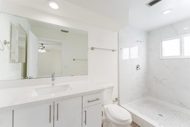 Building Photo - 302 NE 36th St