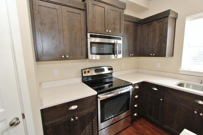 Building Photo - Immaculate Townhouse w/2 Car-Garage