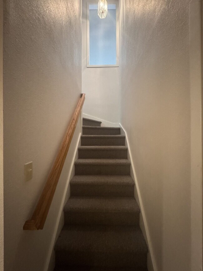 Building Photo - Spacious Mountain Condo 3 bedroom 2 bathroom.