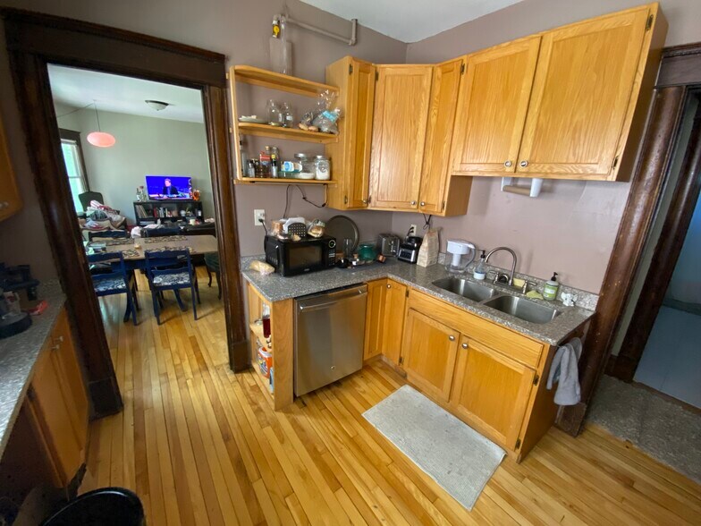 Building Photo - 2404 Lyndale Ave S