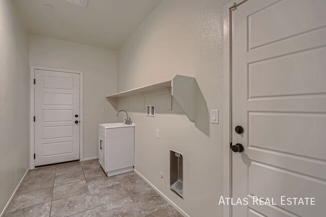 Building Photo - 4452 Sapphire Moon Ave