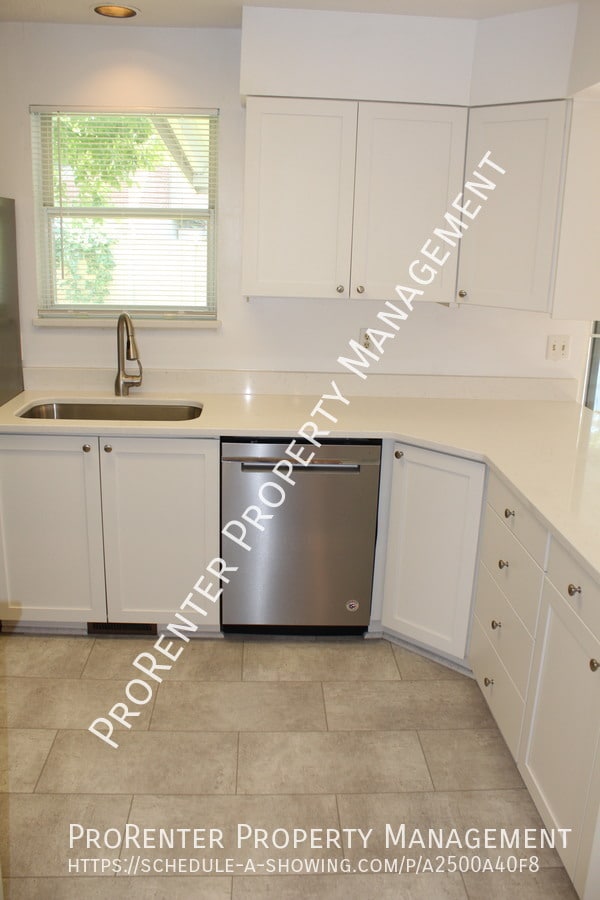 Building Photo - 523 Applewood Dr