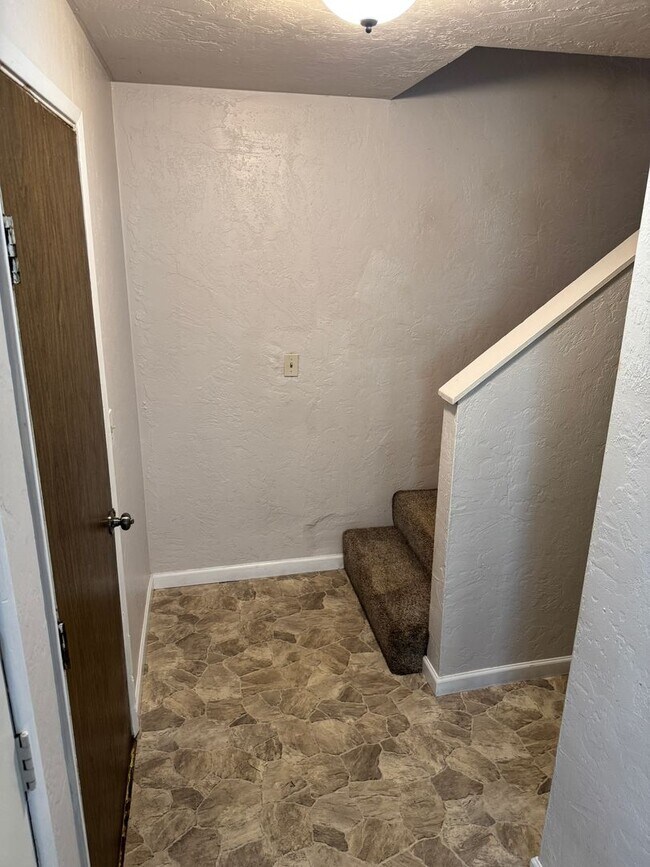 Building Photo - Updated 2 bedroom 1.5 bathroom duplex in Springfield!