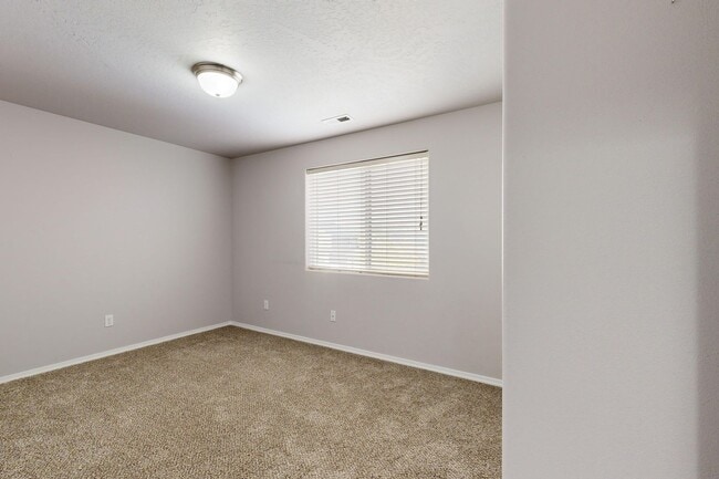 Building Photo - Beautifully maintained 3 bedroom 2.5 bath home