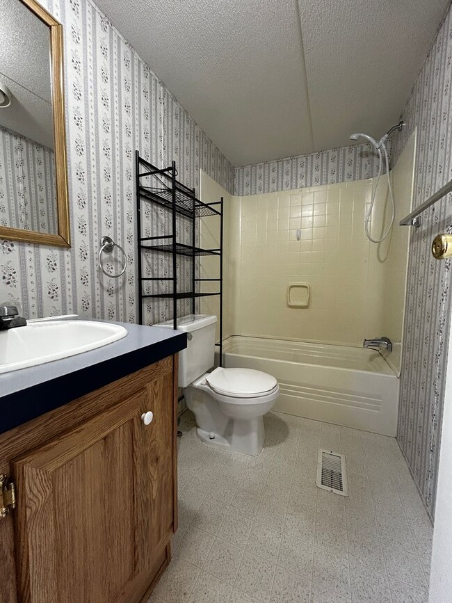 Building Photo - Available Now! 3 Bedroom 2 bath unit