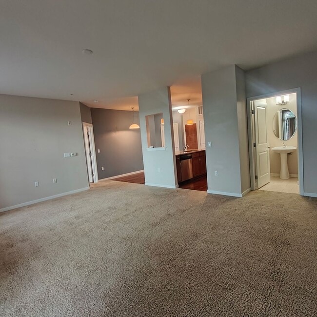 Building Photo - Spacious One Bedroom Luxury Condo at East ...