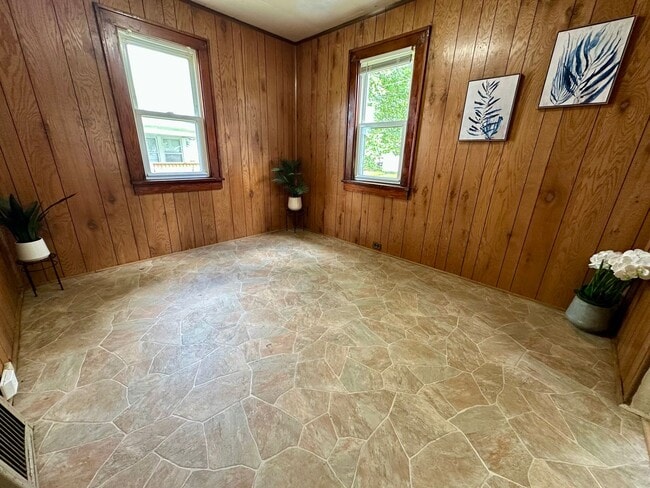 Building Photo - 1 bedroom, 1 bathroom home for rent in Wat...