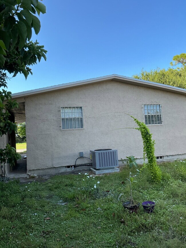 Building Photo - 2605 Ave F