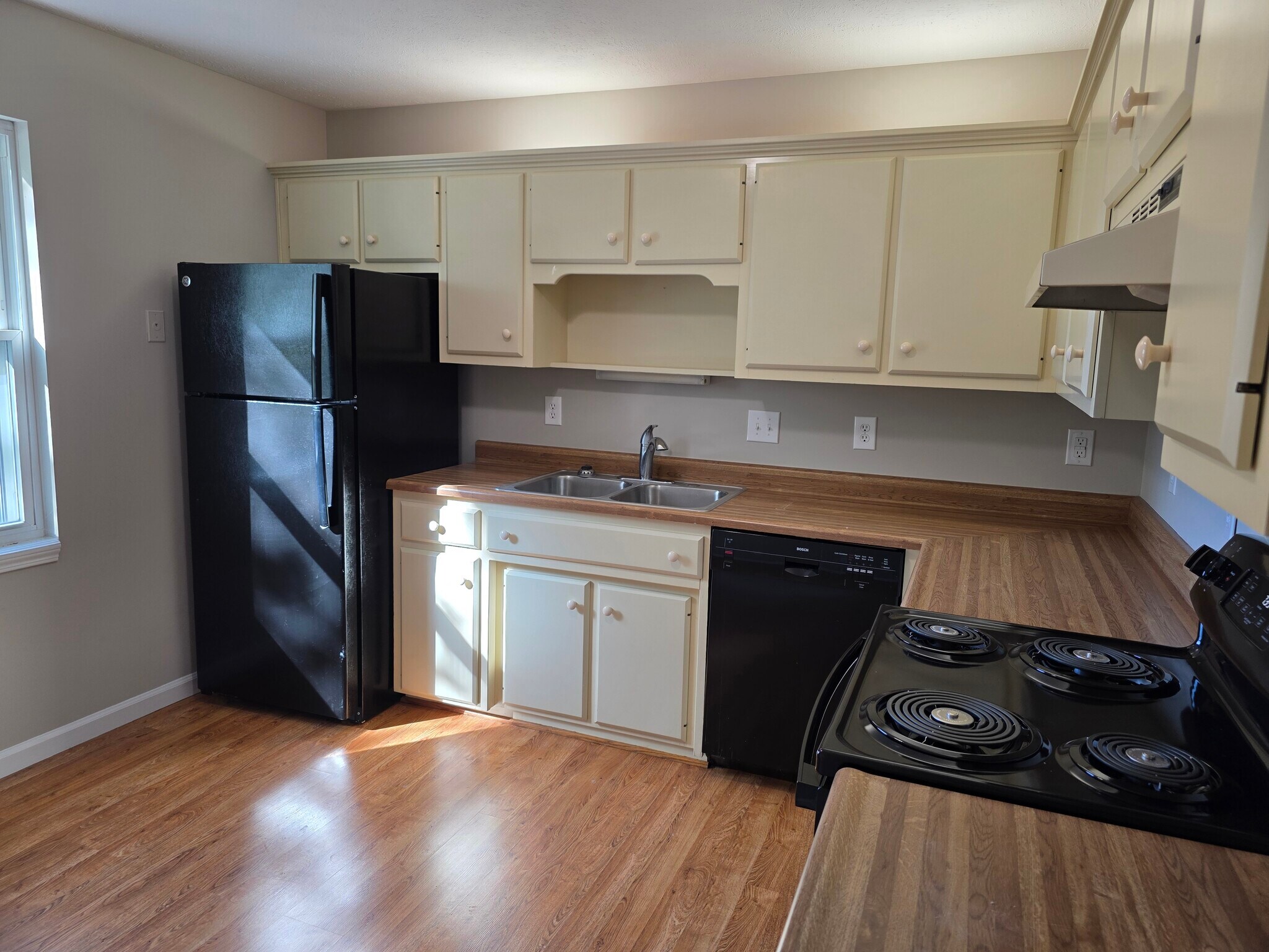 Kitchen - 275 Montgomery Ave