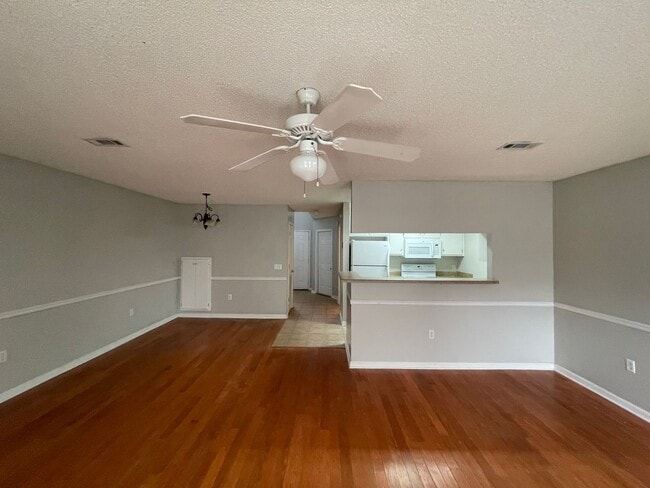 Building Photo - Dunwoody Townhomes - End Unit!