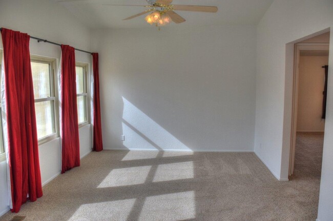 Building Photo - Roomy Dayton Three Bedroom with Oversized ...