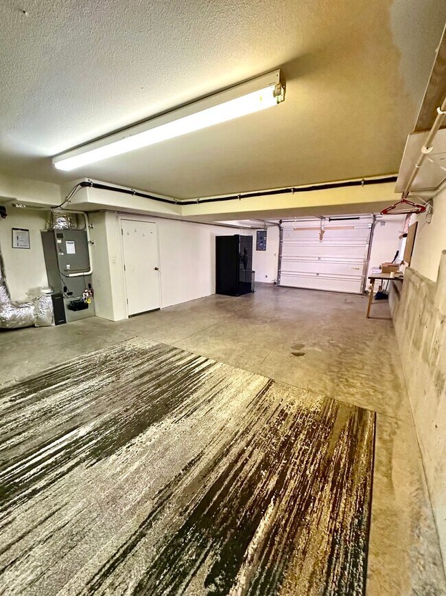 Building Photo - 1889 NW Monterey Pines Dr