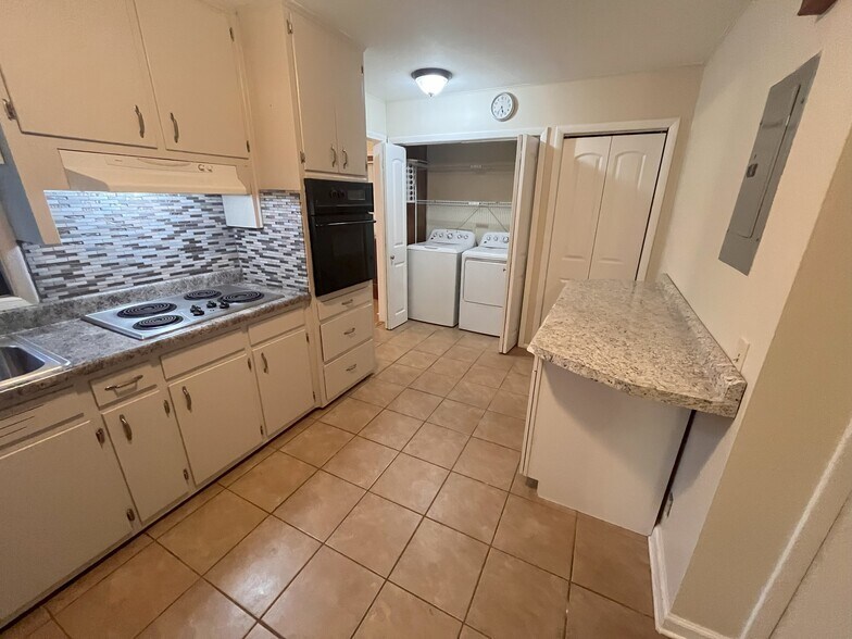 Kitchen with washer/dryer - 1405 Southland Vista Ct NE