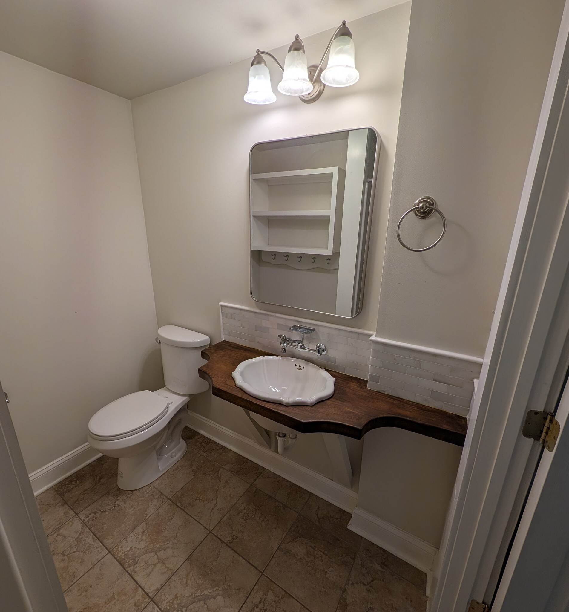 Main BathRm - 523 Arbutus Ave SE
