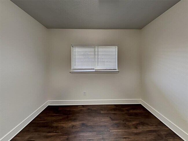 Building Photo - 820 Dragonfly Dr