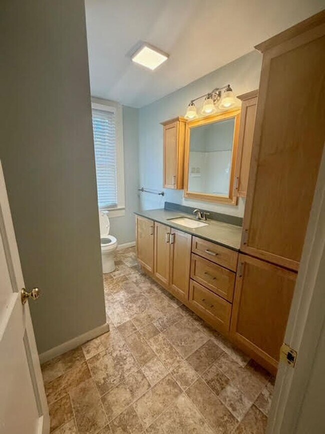 Building Photo - Charming 4BR/2BA House w/ Fenced back yard!