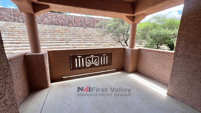 Building Photo - 1 Bedroom, 1 Bath with a Single Car Garage