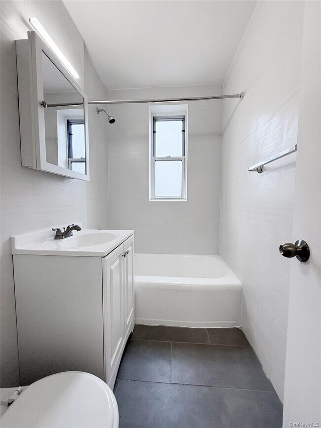 Building Photo - 2630 Kingsbridge Terrace