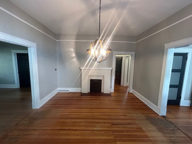Building Photo - 2827 Wilmot Ave