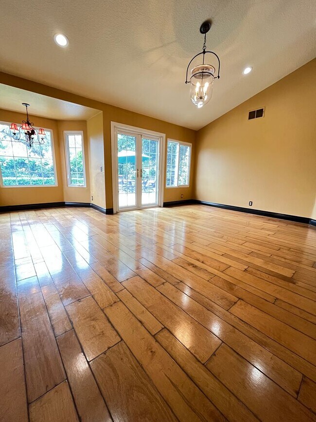 Building Photo - Large , Elegant Single Story House in Pres...