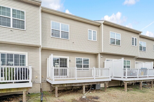 Building Photo - Charming town home located in a quiet, tree-lined community Field stone!