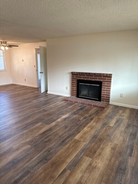 Living room looking into kitchen - 15320 NE 31st St
