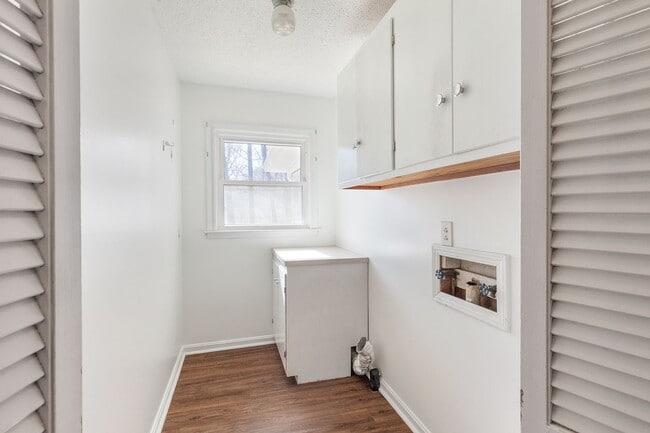 Building Photo - Spacious 4bd/2.5ba Ranch w/ Two-Car Garage & Large Basement and Screened Porch!