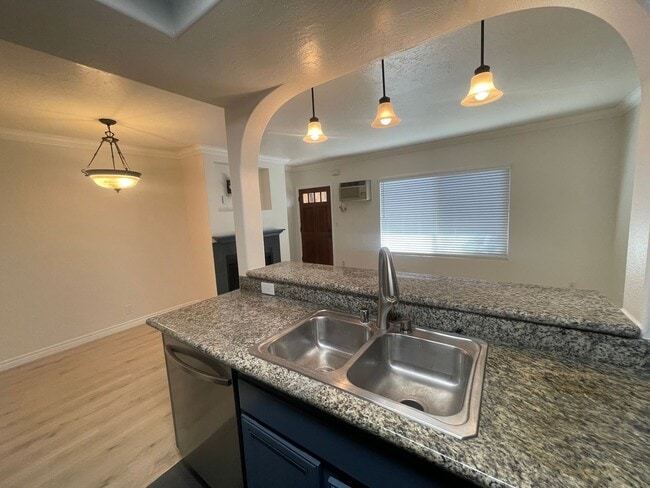 Building Photo - Charming Updated 1 bedroom, 1 bathroom con...