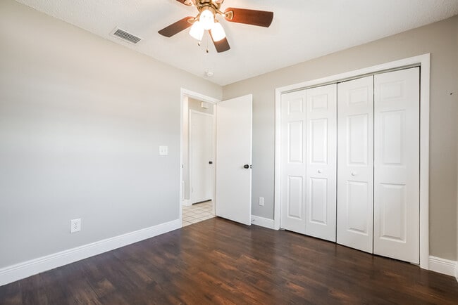 Building Photo - 1025 Ireland Dr