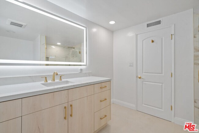 Building Photo - 4159 Regal Oak Dr