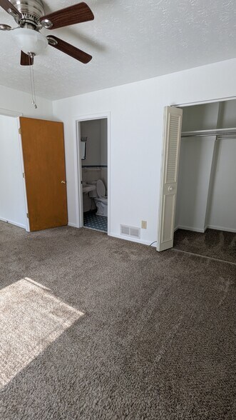 Building Photo - 302 Crescent Ct