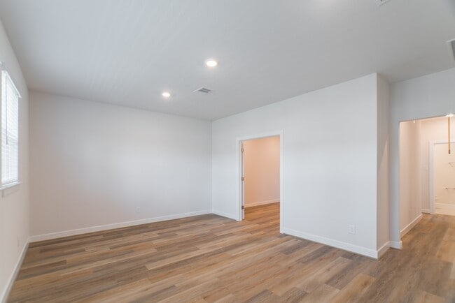 Building Photo - 11 Mariposa Wds Dr