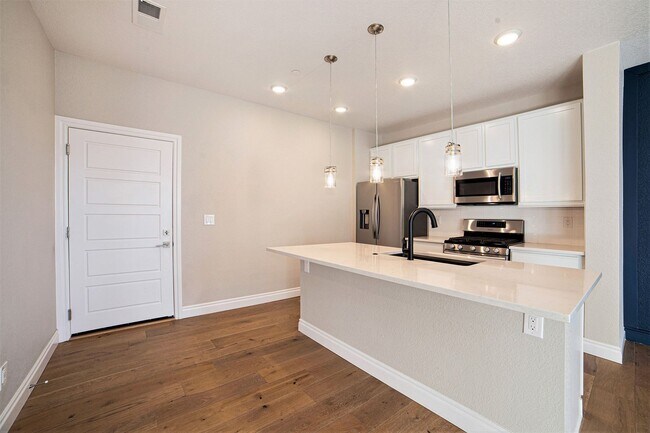 Building Photo - Gorgeous Townhome at Victory Ridge!