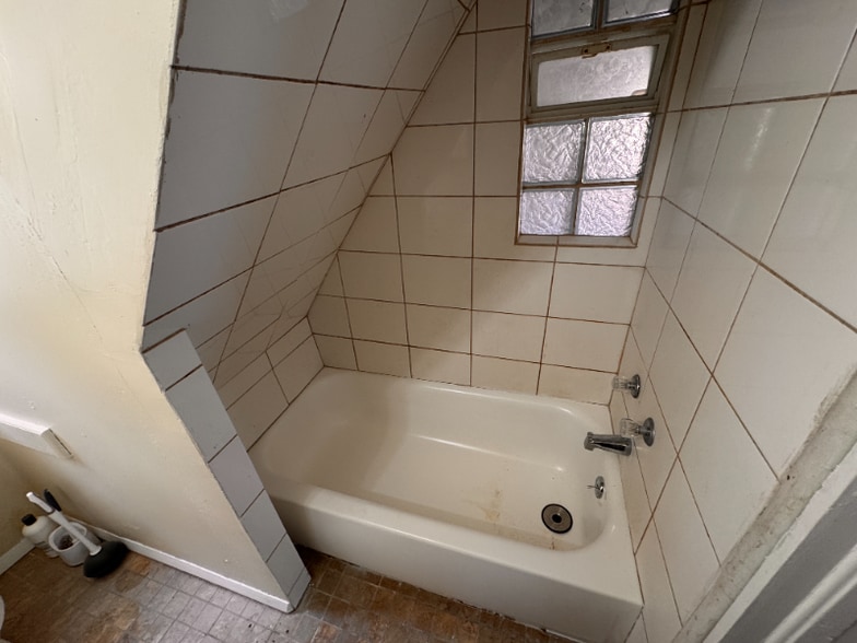 Building Photo - 2006 W Lincoln Ave