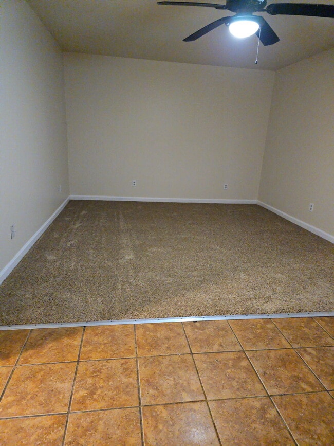 Building Photo - One Bedroom Apt Available For Immediate Oc...