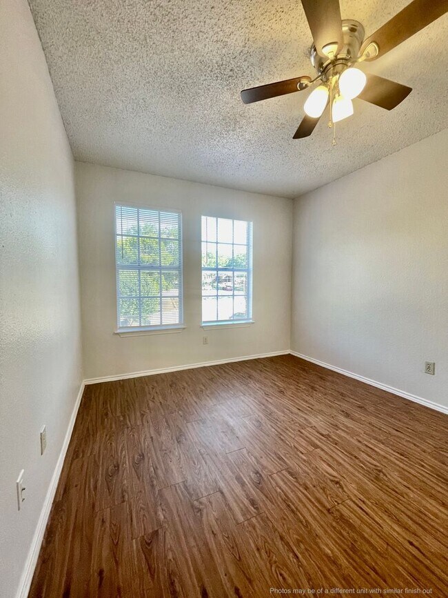 Building Photo - 3 Bedroom/2 Bath Apartment - New Paint & W...