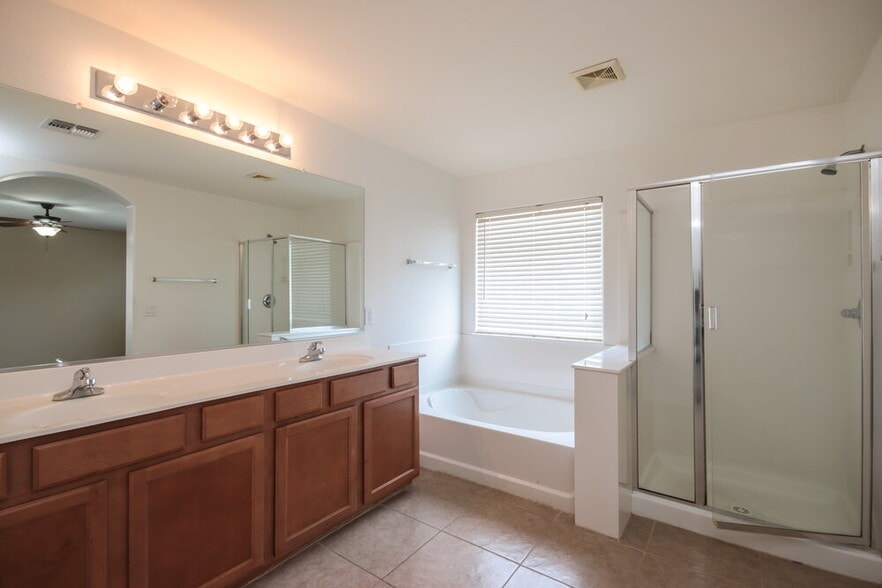 Building Photo - 1450 E Mia Ln