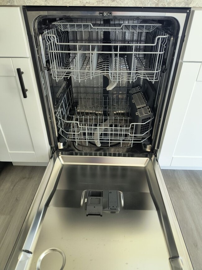 Building Photo - Newly Remodeled 2 Bedroom 1 1/2 Bath Home