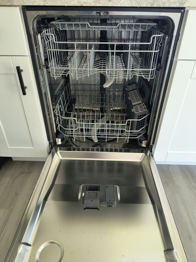 Building Photo - Newly Remodeled 3 Bedroom 1 1/2 Bath Home