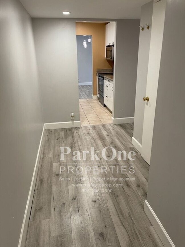 Building Photo - Spacious Condo Near Downtown Walnut Creek ...