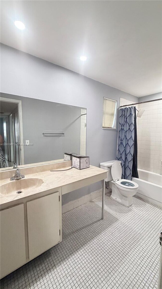 Building Photo - 9375 Fontainebleau Blvd