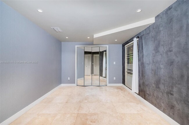 Building Photo - 3400 Poinciana Ave