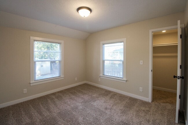 Building Photo - 860 Boxwood Ln SE