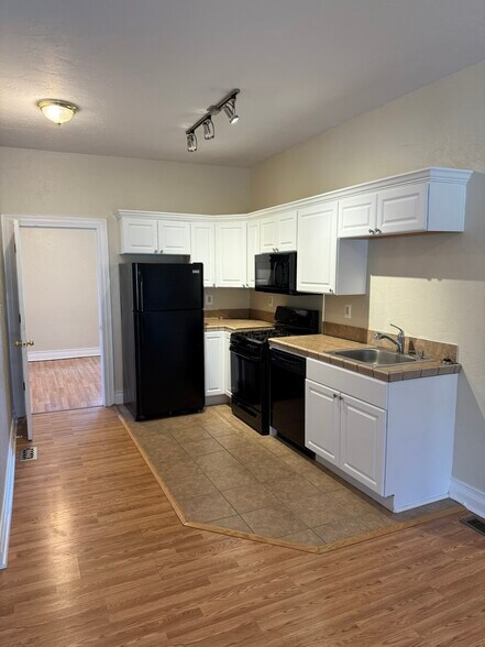 Building Photo - 121 Stratford Ave