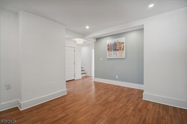 Building Photo - 86 Maple Ave