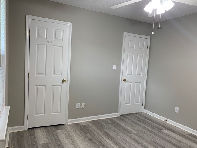 Building Photo - Fantastic Renovated Raleigh Ranch, With Am...