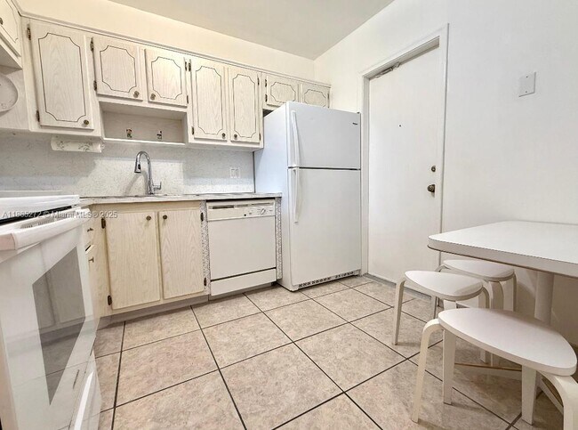 Building Photo - 1817 S Ocean Dr